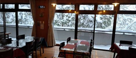 Dormitório compartilhado conforto, para não fumantes, vista para a montanha | Área de estar | Smart TV 65 polegadas com canais a cabo, lareira