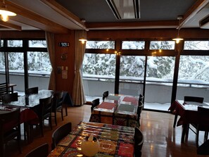 Felles sovesal – comfort, ikke-røyk, fjellutsikt | Oppholdsområde | En 65-tommers smart-TV med kabel-kanaler samt peis