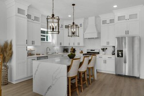 Kylskåp, mikrovågsugn, diskmaskin och kaffe- och tebryggare