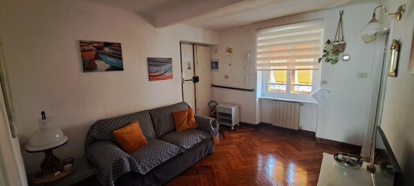 Smart TV, books, computer monitors - In the Piazzetta in Nervi (Genova)