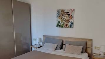 2 chambres, coffres-forts dans les chambres, bureau