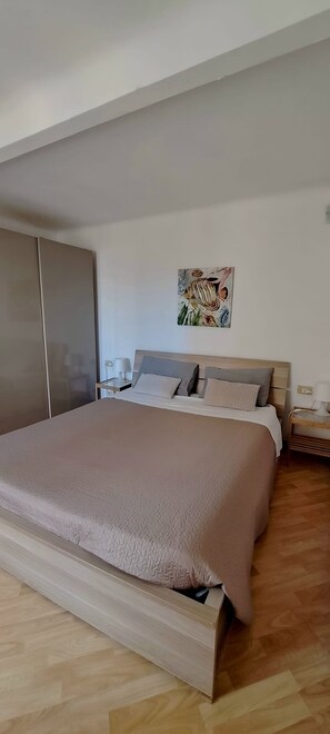 2 soverom, safe på rommet, skrivebord og strykejern/-brett