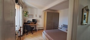 2 bedrooms, in-room safe, desk, iron/ironing board - In the Piazzetta in Nervi (Genova)