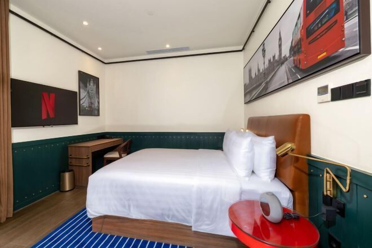 1 slaapkamer, een kluis op de kamer, een bureau, beddengoed