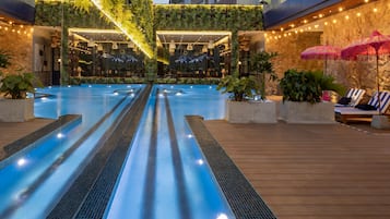 Una piscina al aire libre