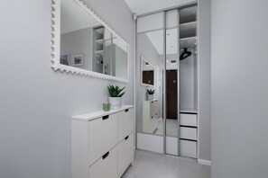 Dusj, hårføner, håndklær og såpe