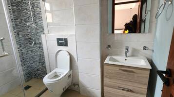 Apartemen Keluarga | Kamar mandi | Shower, perlengkapan mandi gratis, kloset, dan handuk