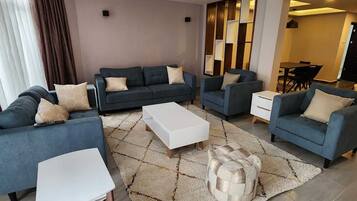 Apartemen Keluarga | Area keluarga | Smart TV 24-inci dengan saluran TV satelit