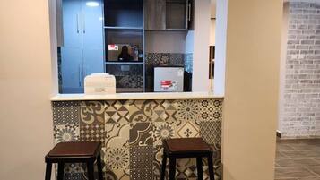 Apartemen Keluarga | Dapur pribadi | Lemari es, microwave, dan peralatan masak/sendok-piring