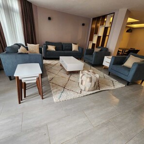 Apartament familiar | Sala d'estar | Televisor intel·ligent de 24 polzades amb canals per satèl·lit