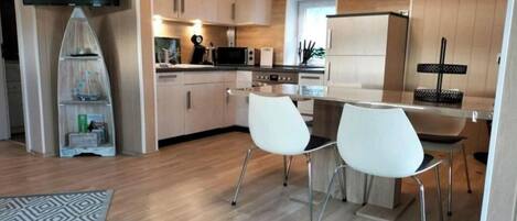 Réfrigérateur, four, plaque de cuisson, lave-vaisselle