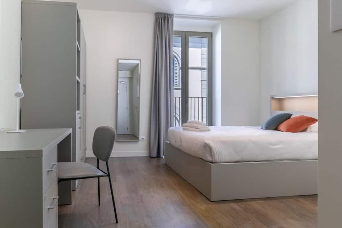 Doppia Standard, 1 letto queen | 1 camera, minibar, una cassaforte in camera, una scrivania