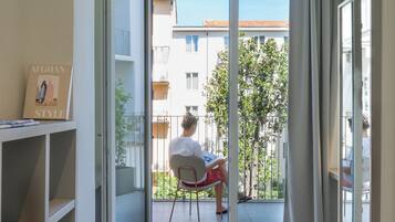 Superior enkelrum | Minibar, vÀrdeförvaringsskÄp pÄ rummet och skrivbord