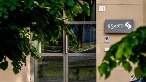 A building entrance with a glass door, a sign reading "Il Santo", and a number "11" above it. - Il Santo Stays (Florence)