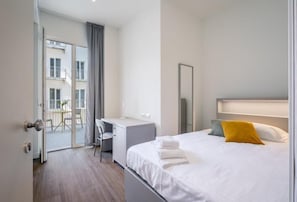 Minibar, in-room safe, desk, laptop workspace - Il Santo Stays (Florence)