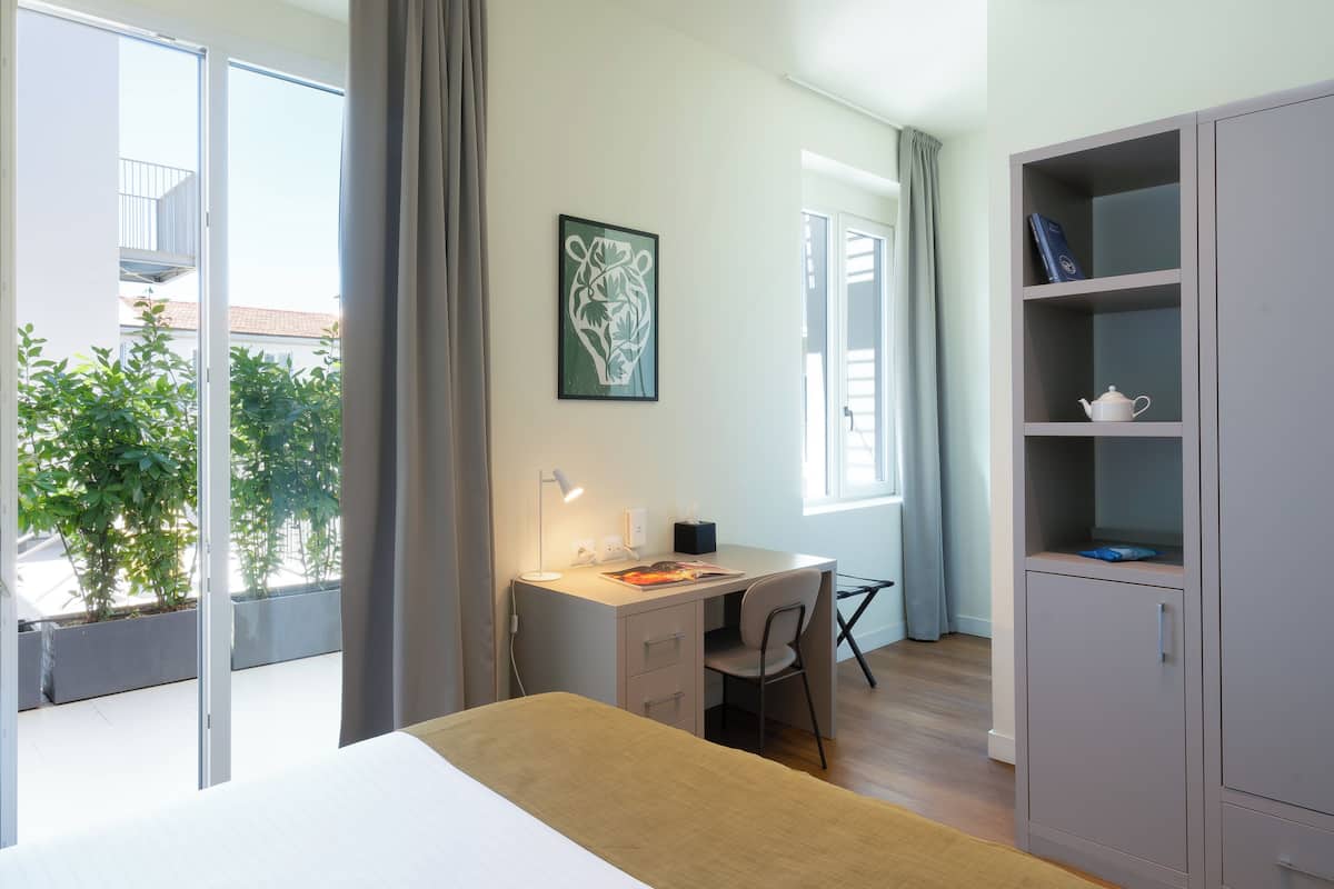 Doppia Standard, 1 letto matrimoniale | 1 camera, minibar, una cassaforte in camera, una scrivania