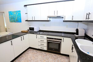 ثلاجة، ميكروويف، فرن، ماكينة لصنع القهوة/الشاي