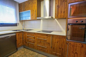 Jääkaappi, mikroaaltouuni, uuni, astianpesukone