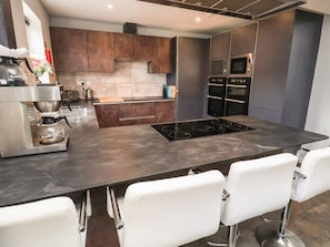 Dishwasher, electric kettle, toaster, cookware/dishes/utensils - The Bevan (Caernarfon)