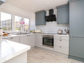 Dishwasher, electric kettle, toaster, cookware/dishes/utensils - 1 Star Cottages (Freshwater)