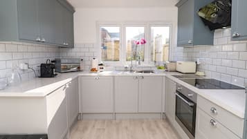 Dishwasher, electric kettle, toaster, cookware/dishes/utensils