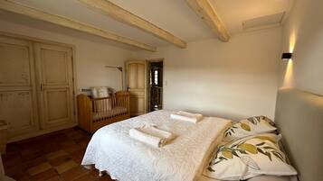 4 chambres, lit de bébé portatif, accès au Wi-Fi (inclus)