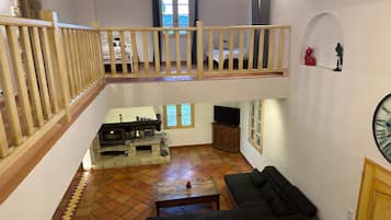 Télévision, cheminée, jeux vidéo, lecteur de DVD