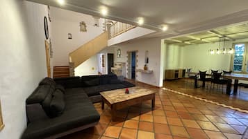 Fernseher, Kamin, Videospiele, DVD-Player