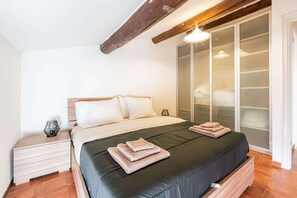 Lägenhet Comfort - sjöutsikt - vid sjön | 1 sovrum, sängtillbehör av högsta kvalitet, duntäcken och skrivbord