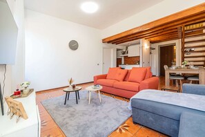 Departamento Confort, vista al lago, junto al lago | Área de sala de estar | Televisión de pantalla plana de 39 pulgadas con canales digitales 