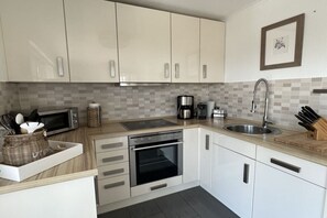 Kylskåp, mikrovågsugn, ugn och spishäll