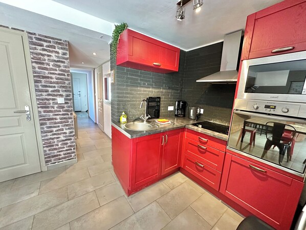 Kühlschrank, Mikrowelle, Ofen, Herdplatte