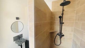 Dusche, Haartrockner, Handtücher, Seife