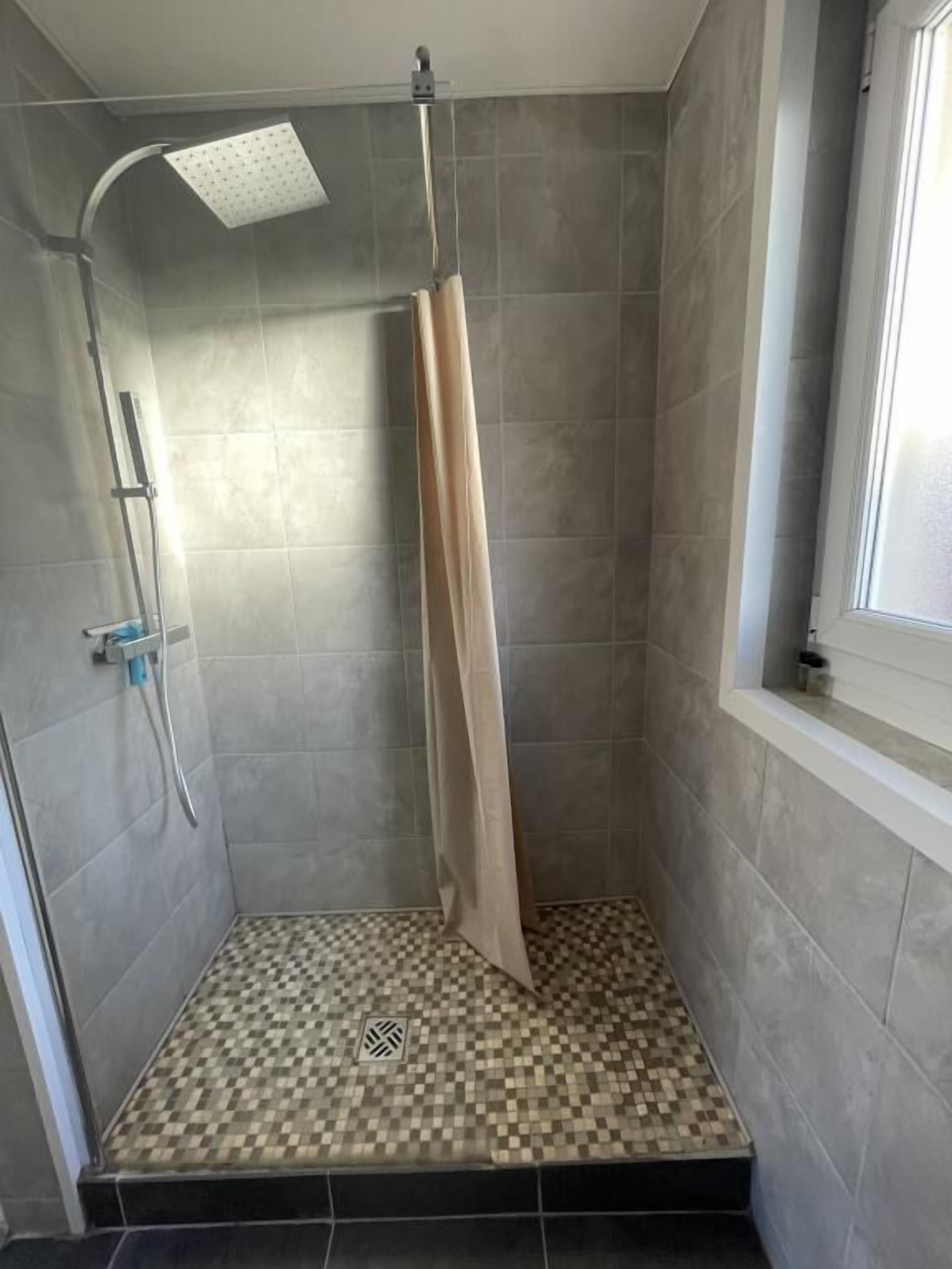 Suihku, hiustenkuivaaja, pyyhkeet, saippua