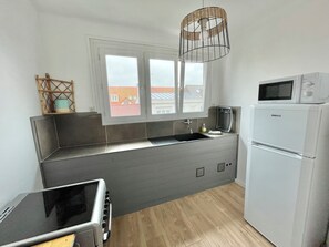 Kjøleskap, mikrobølgeovn, ovn og kokeplater