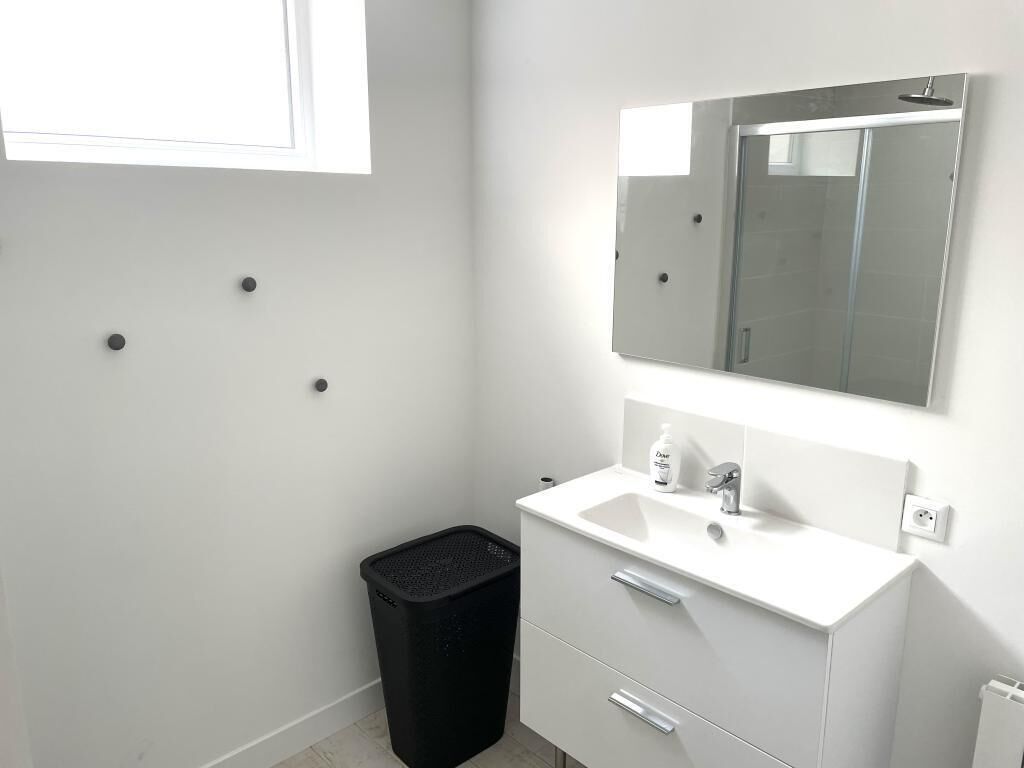 Dusch, hårtork, handdukar och tvål