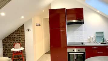 Réfrigérateur, micro-ondes, four, plaque de cuisson
