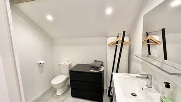 Bruser, hårtørrer, håndklæder, Sæbe