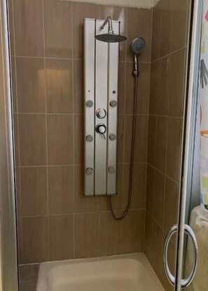 ห้องพักรวม, 1 ห้องนอน, สู��บบุหรี่ได้ | ห้องน้ำ