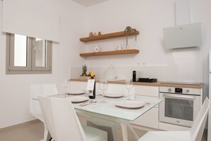 Fridge, oven, stovetop, coffee/tea maker