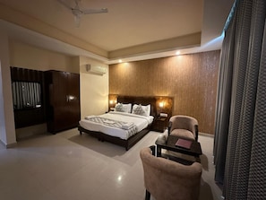 1 bedroom, Egyptian cotton sheets, premium bedding, down comforters
