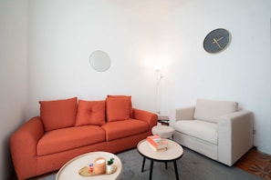 Economy Apartment, Multiple Beds, 2 Bathrooms, Lake View | Living area | 42-inch flat-screen TV with digital channels - Centro storico & lago a Desenzano (Desenzano del Garda)