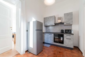 Economy Apartment, Multiple Beds, 2 Bathrooms, Lake View | Private kitchen | Full-sized fridge, microwave, oven, stovetop - Centro storico & lago a Desenzano (Desenzano del Garda)