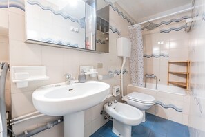 Economy Apartment, Multiple Beds, 2 Bathrooms, Lake View | Bathroom | Free toiletries, hair dryer, bidet, towels
