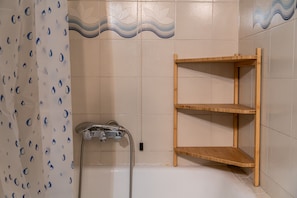 Economy Apartment, Multiple Beds, 2 Bathrooms, Lake View | Bathroom - Centro storico & lago a Desenzano (Desenzano del Garda)