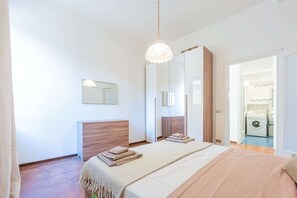 Økonomileilighet, flere senger, 2 bad, utsikt mot innsjø | 2 soverom, sengetøy av topp kvalitet, dundyner og lydisolert