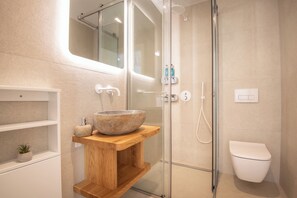 Douche, articles de toilette écologiques, sèche-cheveux