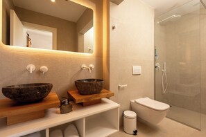 Regadera, amenidades de baño ecológicas, secadora de cabello, toallas 