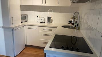 Geladeira, micro-ondas, fogão, cooktop