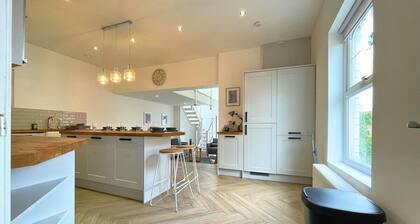 4 Bedroom Duplex Near Races and Hospital, Sleeps 7